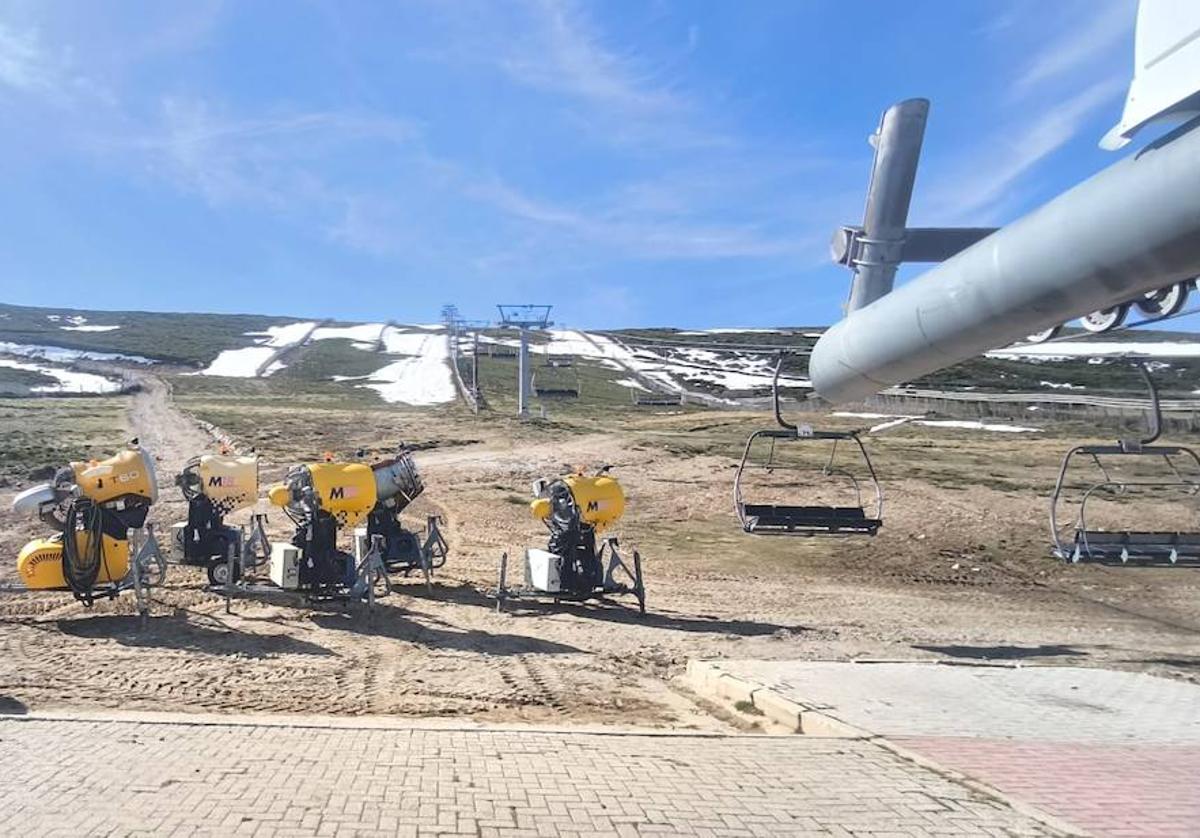 Imagen de La Covatilla en la jornada de este domingo, la última de la temporada por falta de nieve en las cotas inferiores.