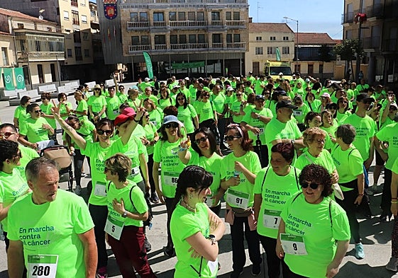 Los caminantes, preparados para iniciar la marcha desde la Plaza Mayor