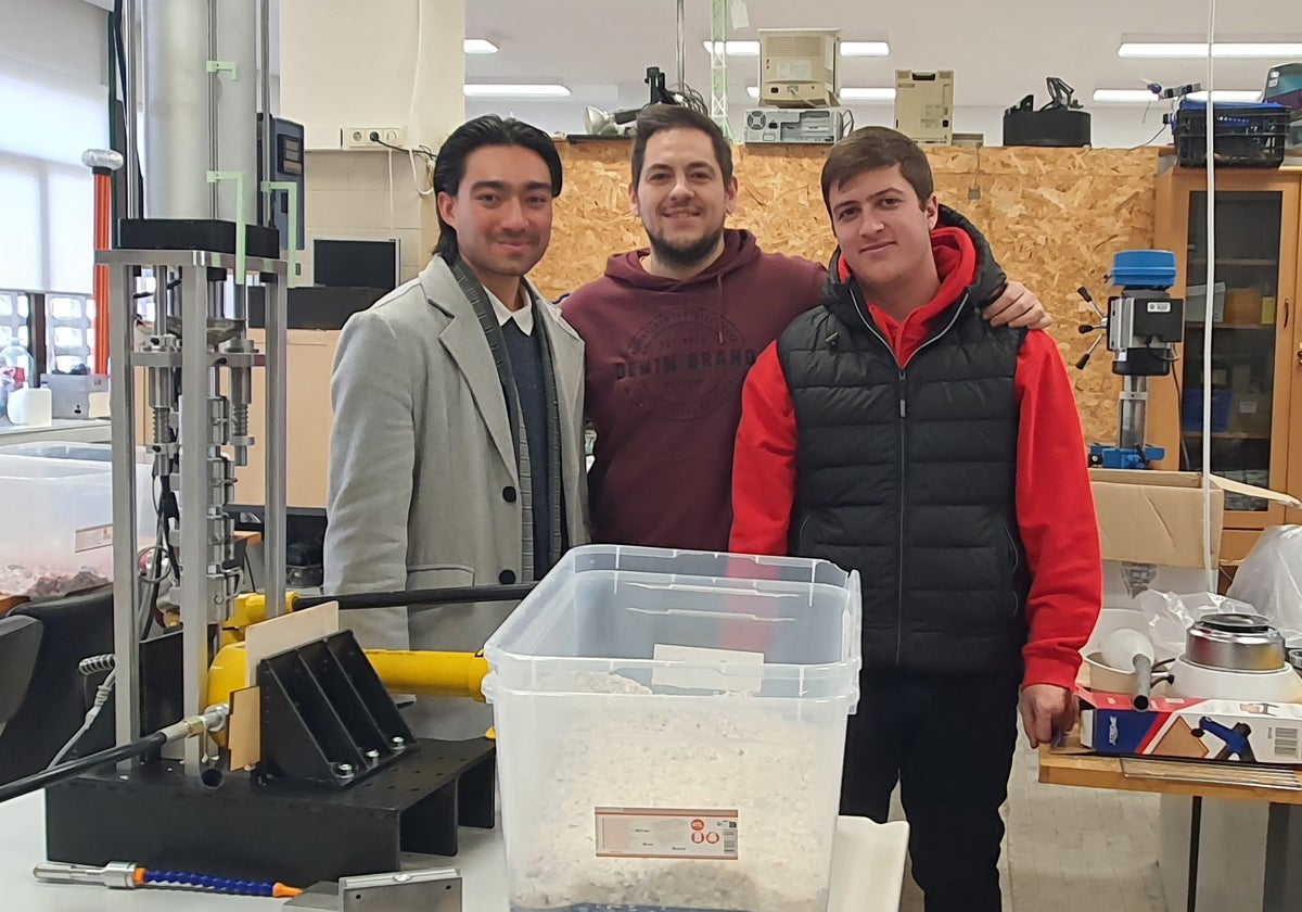 Armando González (centro) con Erkin Montoya y Adrián Flores, alumnos del proyecto de reciclaje del plástico en la Escuela de Ingenieros.