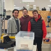 Armando González (centro) con Erkin Montoya y Adrián Flores, alumnos del proyecto de reciclaje del plástico en la Escuela de Ingenieros.