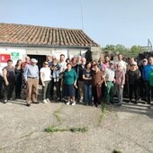 Los vecinos de Valbuena, con los responsables políticos tras reunirse para plantear los problemas sanitarios del pueblo.