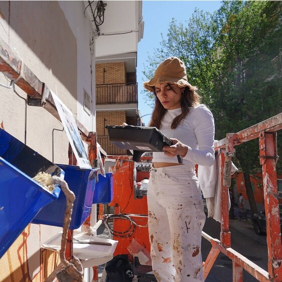 Elisa Capdevila, en un momento de su creación en la calle Jaime Vera.