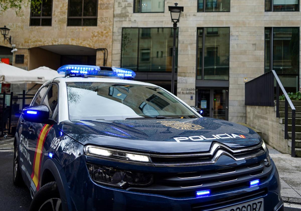 Un coche de la Policía Nacional saliendo de los Juzgados de Colón.