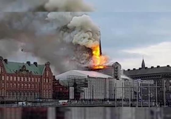 Un incendio destruye el histórico edificio de la Bolsa de Copenhague y su icónico chapitel
