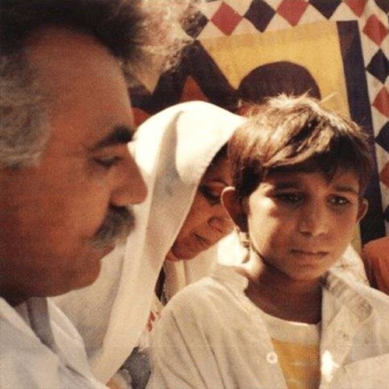 El activista Ehsan Ullah Khan, junto a Iqbal Masih.