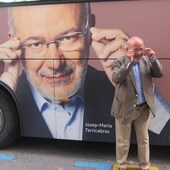 Josep Maria Terricabras candidato ERC antes su bus de campaña