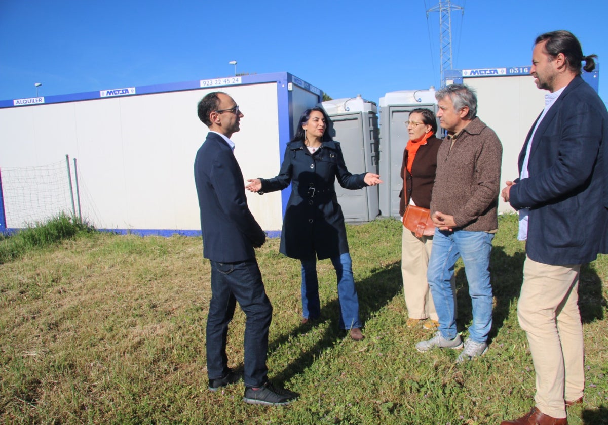 David Serrada, Sara Sánchez, Begoña Torres, Fernando Rubio y Antonio Cámara junto a la obra de la pasarela de Carbajosa.