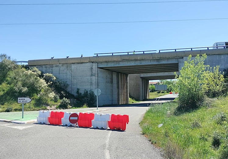 Imagen principal - Diferentes puntos del desvío del tráfico hacia la travesía de Nava de Béjar.