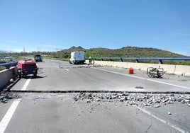 Imagen de los trabajos que se están realizando sobre la plataforma del puente en el kilómetro 398 de la A-66.