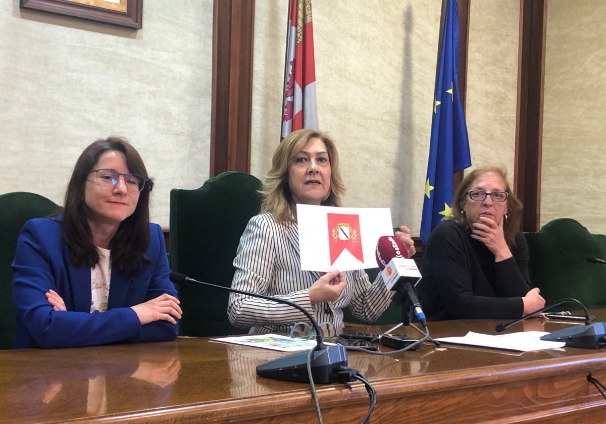 Carmen Cascón, Purificación Pozo y Maite Crego, en el Ayuntamiento de Béjar.