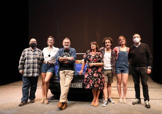 (I-D) El director Ramón Paso; los actores: Luciana de Nicola, Pablo Carbonell, Soledad Mallol, Víctor Ullate Roche y Ania Hernández, y el guionista Eduardo Galán durante la presentación de la obra 'Blablacoche'