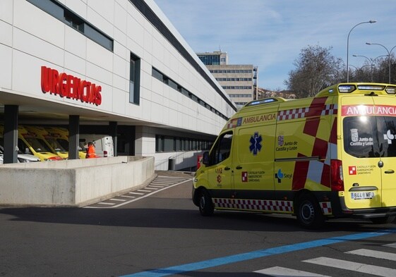 Ambulancia de Sacyl en el Hospital.