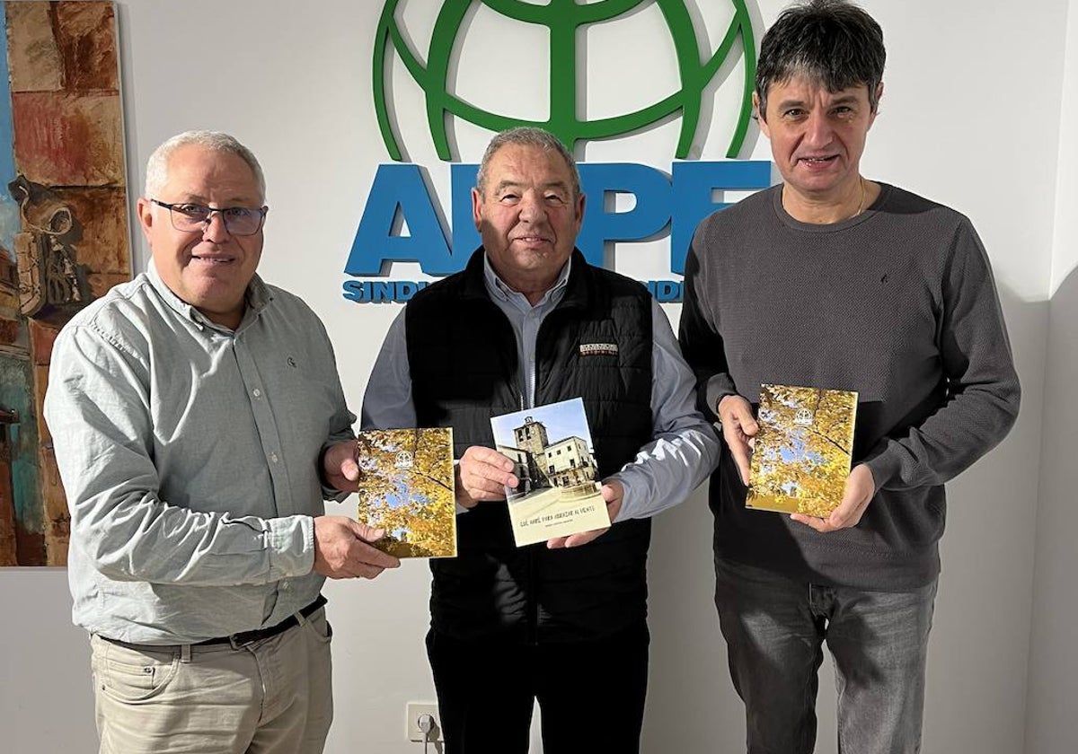 Ángel Estévez (centro), con el presidente de ANPE Guillermo Bueno y el vicepresidente Javier Riesco.