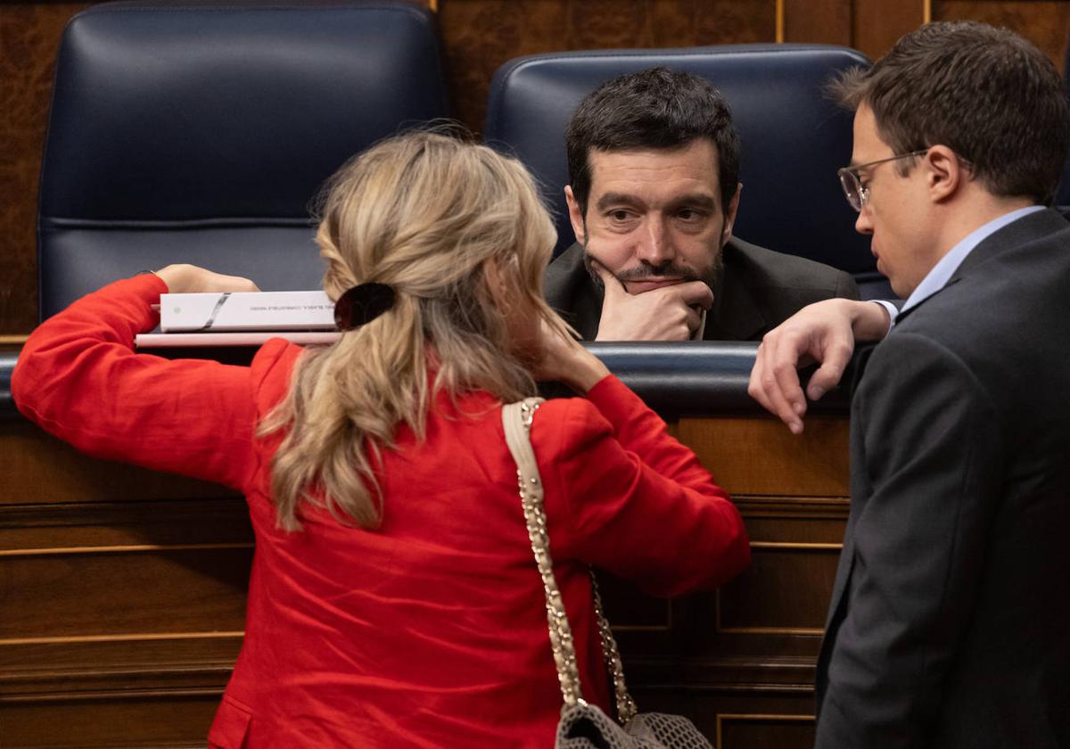 El ministro de Derechos Sociales y Agenda 2030, Pablo Bustinduy, con sus compañeros de partido.