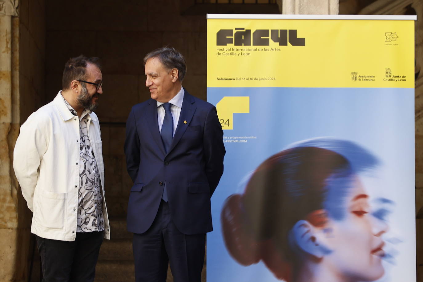 El coordinador artístico del festival, Rodrigo Tamariz, y el alcalde de Salamanca, Carlos García Carbayo, en la presentación del cartel del Festival de las Artes y la Cultura de Castilla y León.