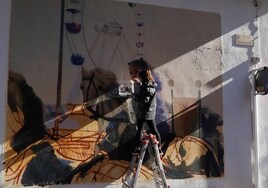 La artista Elisa Capdevila pintando uno de los nuevos murales