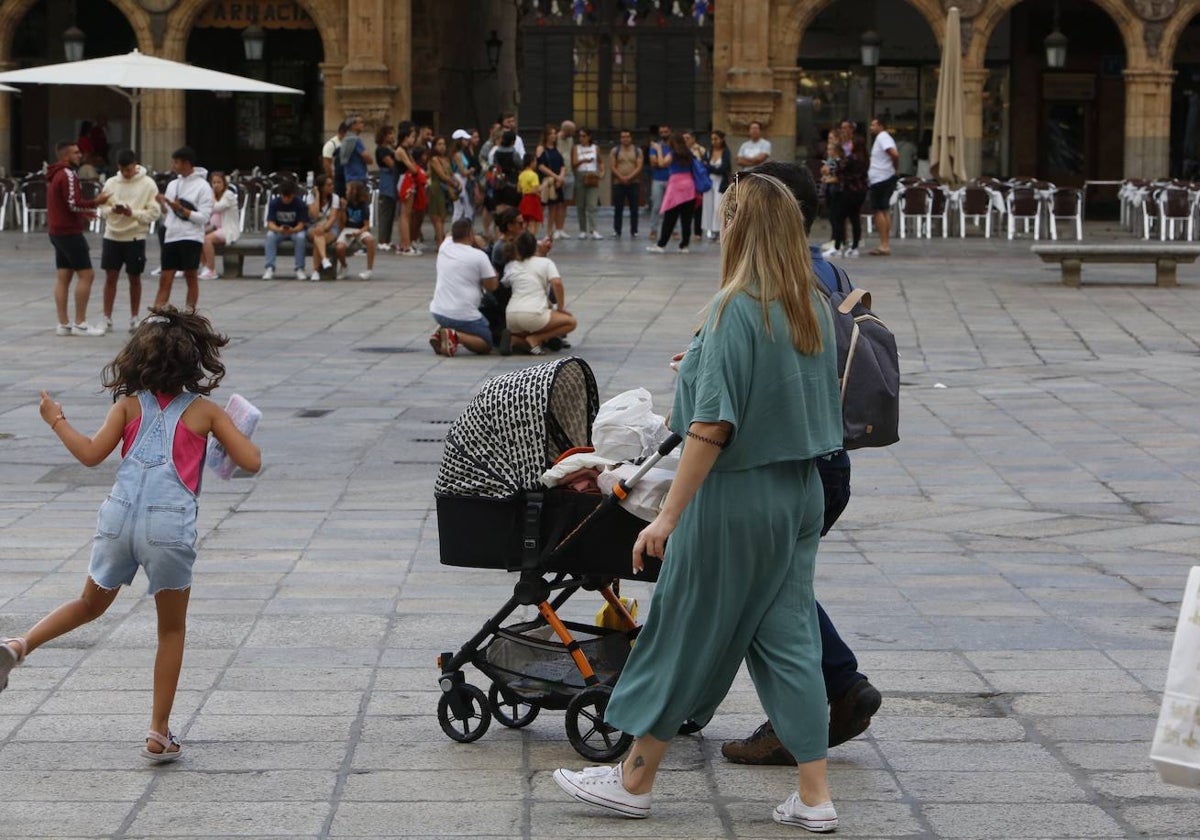 Una pareja con un carrito de bebé.