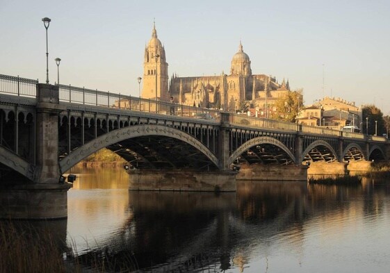 Vista de las catedrales desde el lado derecho del puente Enrique Estevan