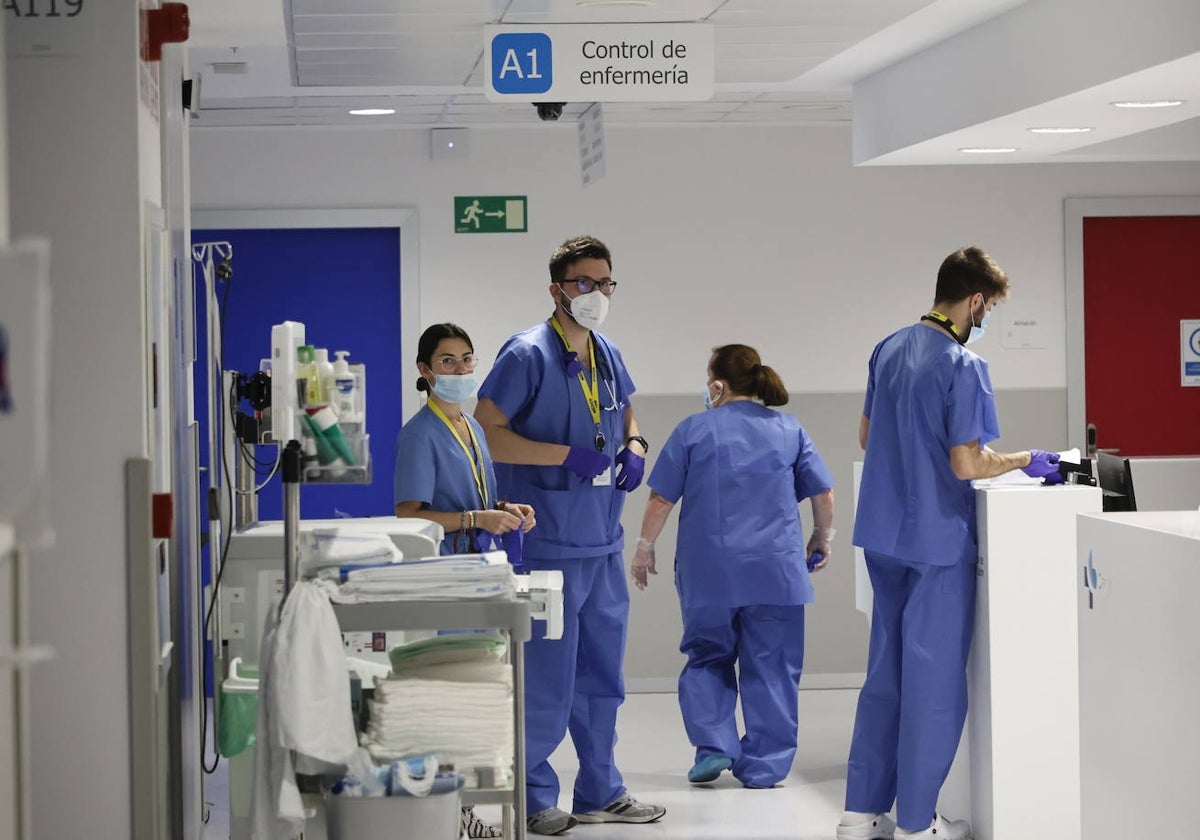 Médicos residentes junto a médicos adjuntos en el Hospital de Salamanca.