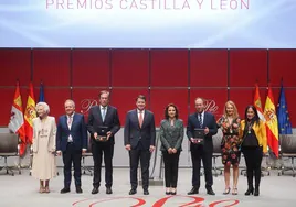 El presidente de la Junta de Castilla y León, Alfonso Fernández Mañueco, junto a los premiados durante el acto de entrega de los Premios Castilla y León 2023.