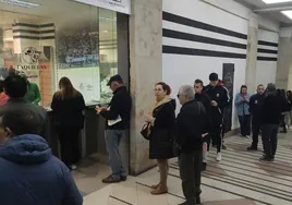 Aficionados del Salamanca UDS hacen cola para conseguir sus entradas en la Boutique