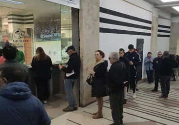 Aficionados del Salamanca UDS hacen cola para conseguir sus entradas en la Boutique