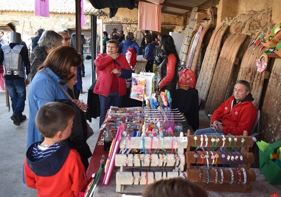 Visitantes disfrutando del mercadillo artesanal.