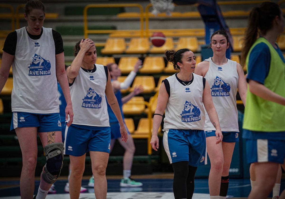 Hatar, Vilaró, Silvia, Vera García y Leo Rodríguez (de espaldas), en un entrenamiento de esta semana.