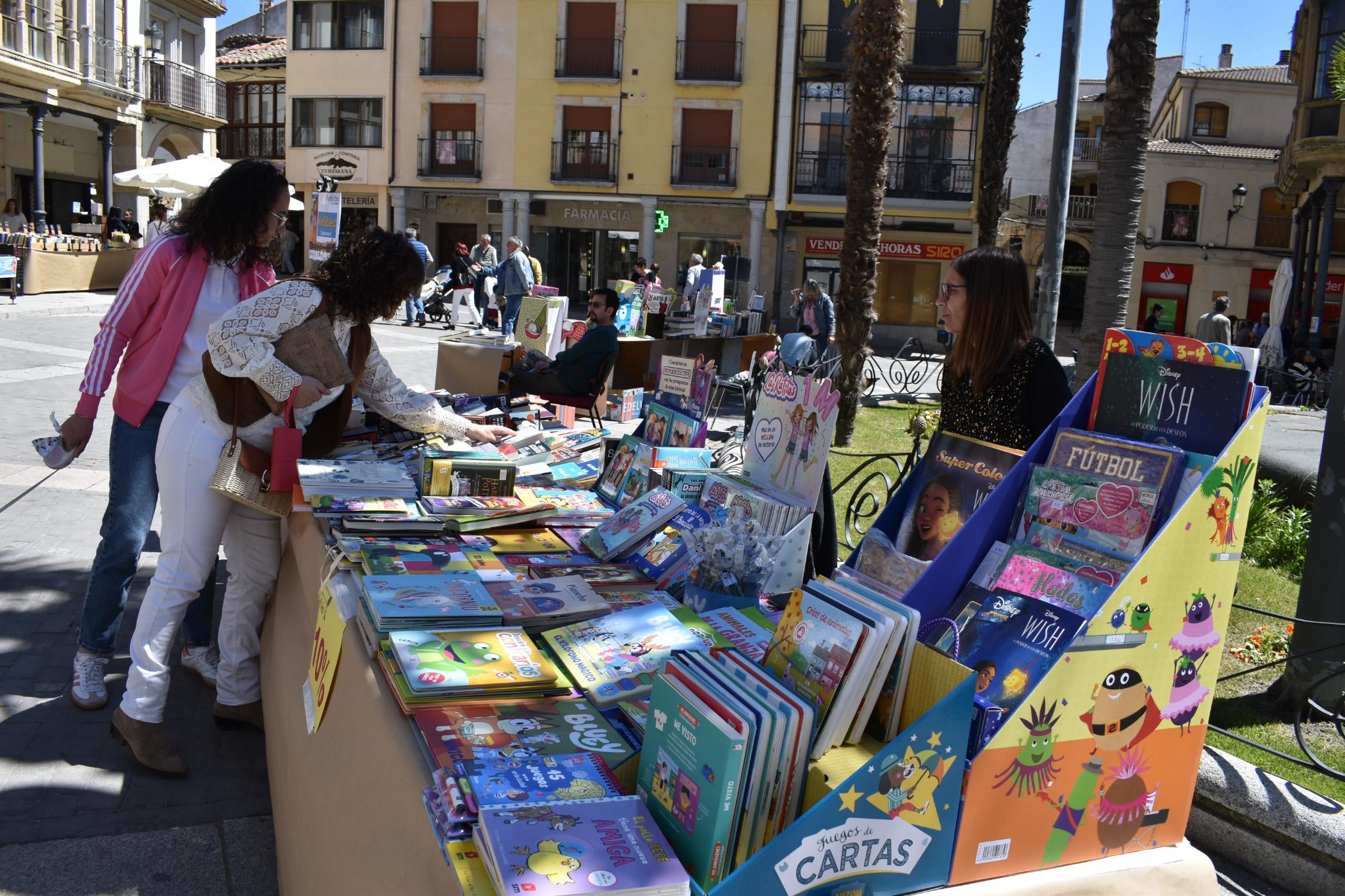 Alba de Tormes disfruta de su Feria del Libro con tintes solidarios