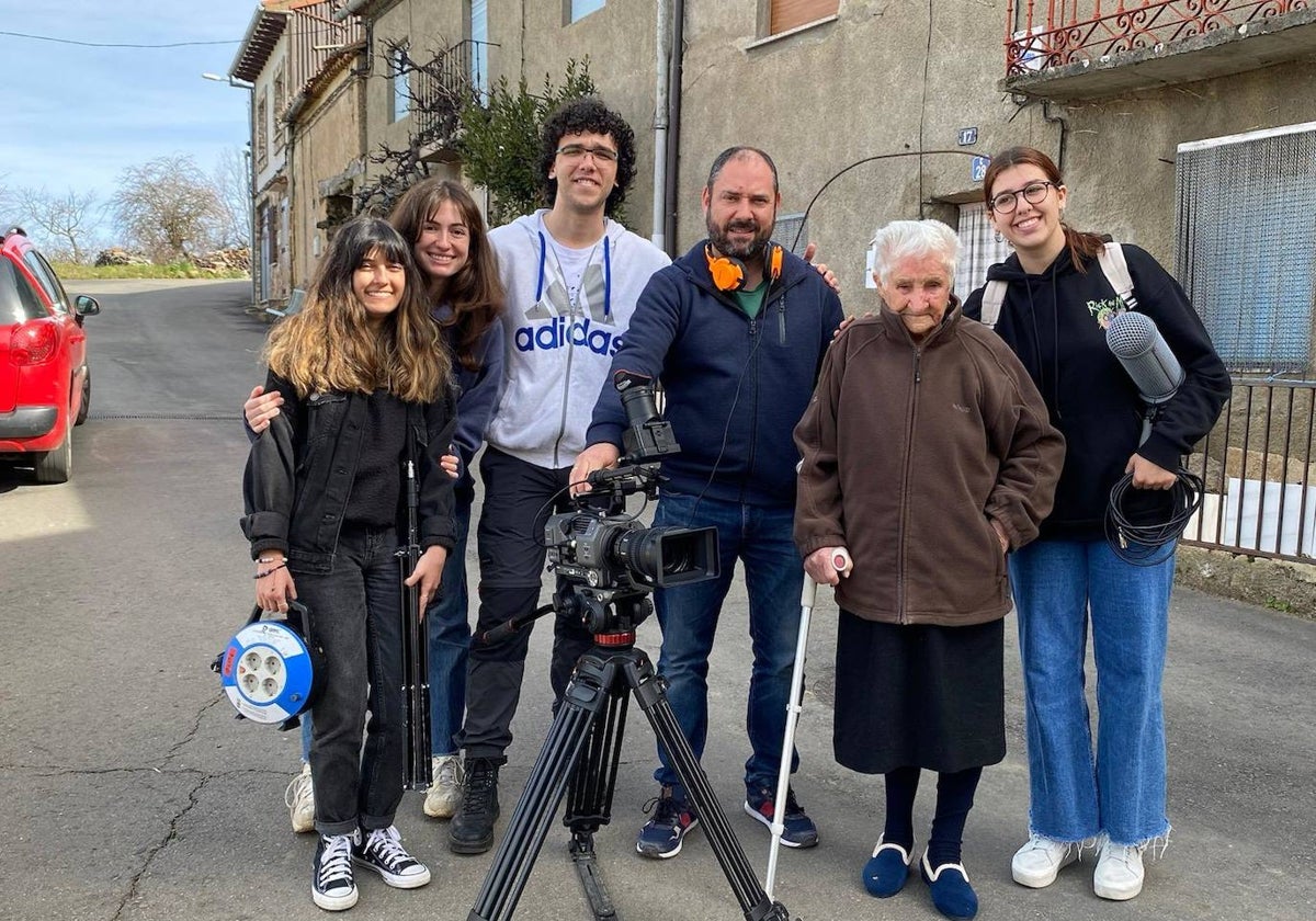 El equipo de rodaje con una de las nonagenarias