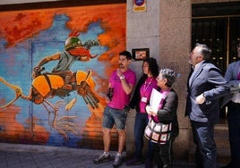 José Carlos González junto al mural ganador del certamen Galería Urbana