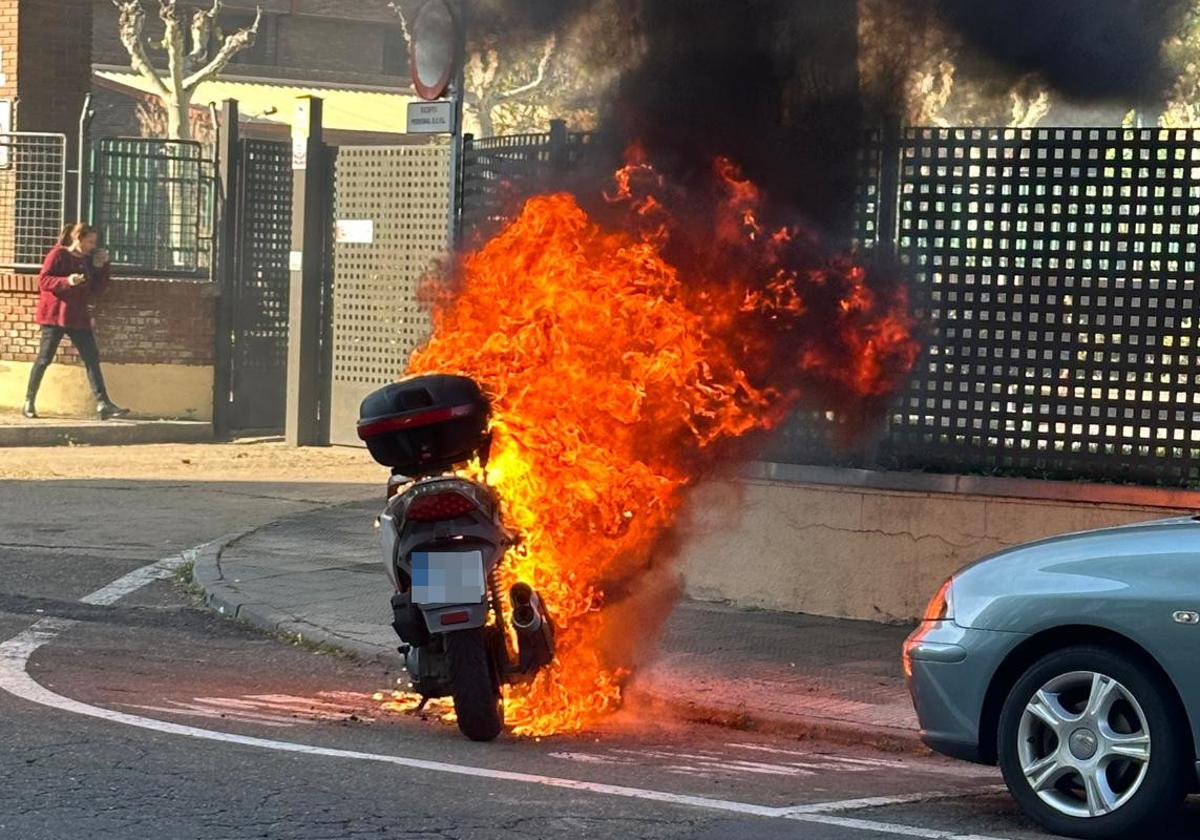 Espectacular incendio de una moto en el barrio de San José