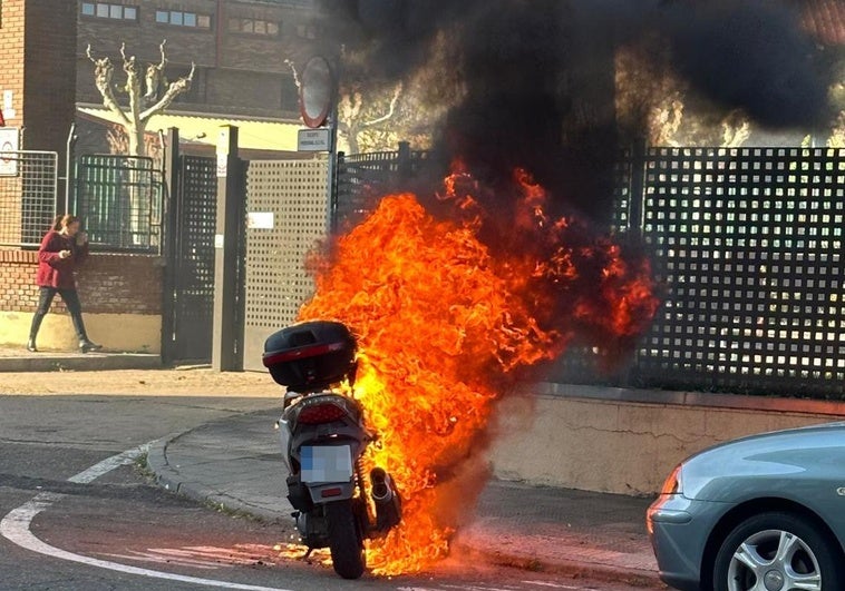 La moto quedó completamente calcinada.