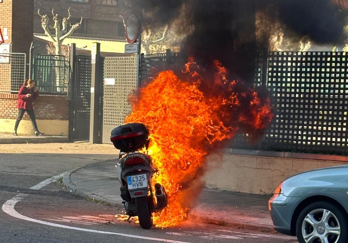 Espectacular incendio de una moto en el barrio de San José