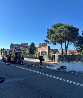 Imagen secundaria 2 - Espectacular incendio de una moto en el barrio de San José