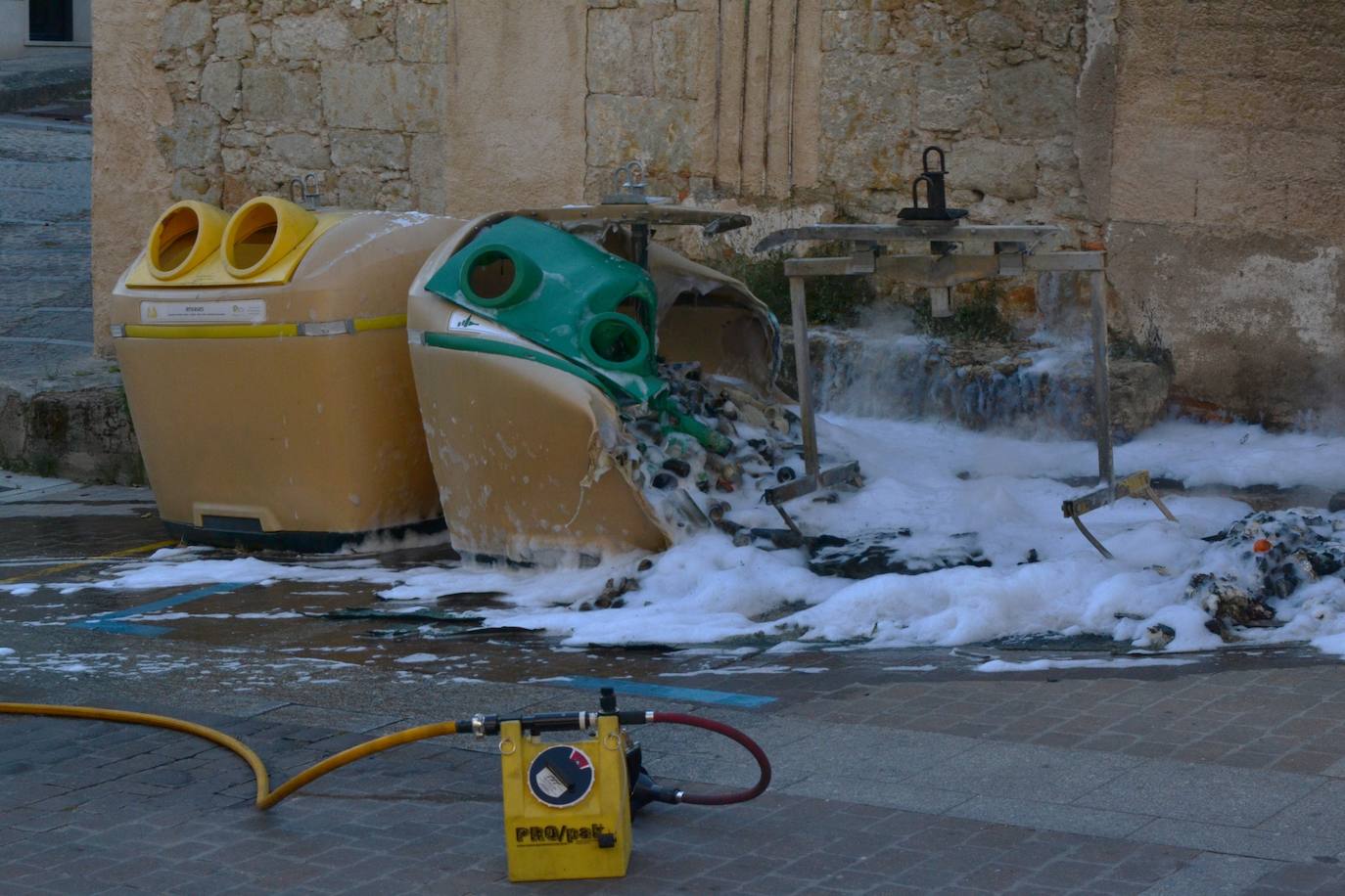 Arde un contenedor en el centro de Ciudad Rodrigo en pleno día