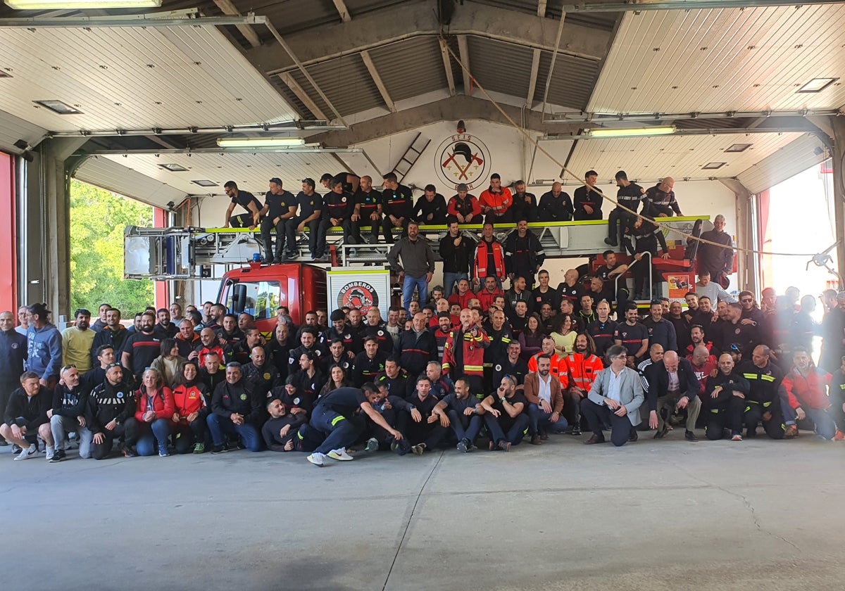 Foto de familia de parte de los bomberos participantes en las jornadas internacionales de Béjar.