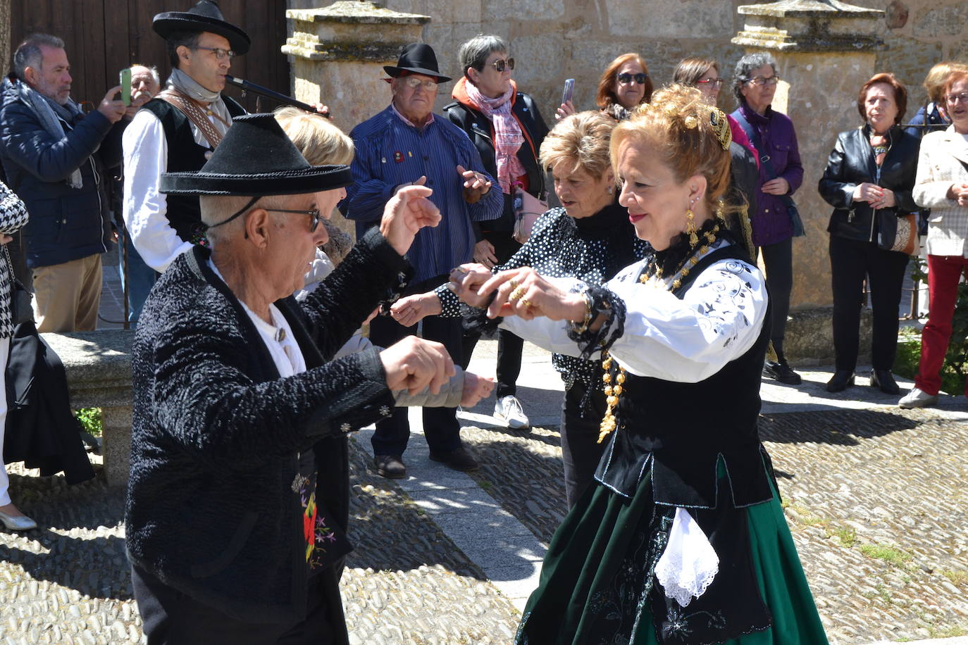 Flores y música para recordar a Dámaso Ledesma