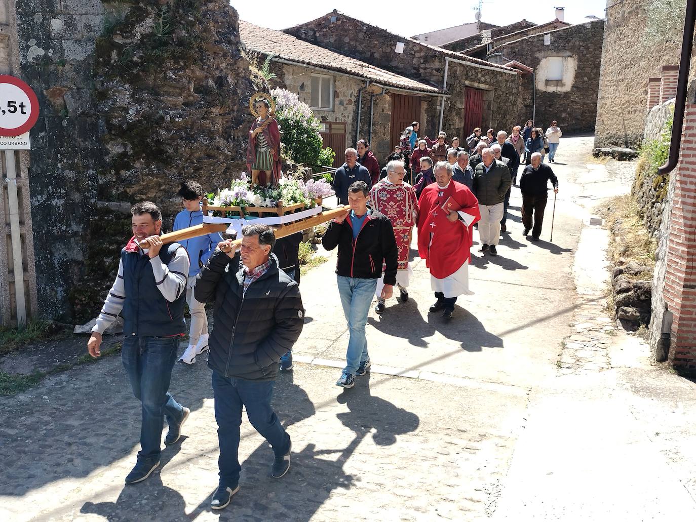 San Jorge bendice los campos del Alagón a los pies de un castillo