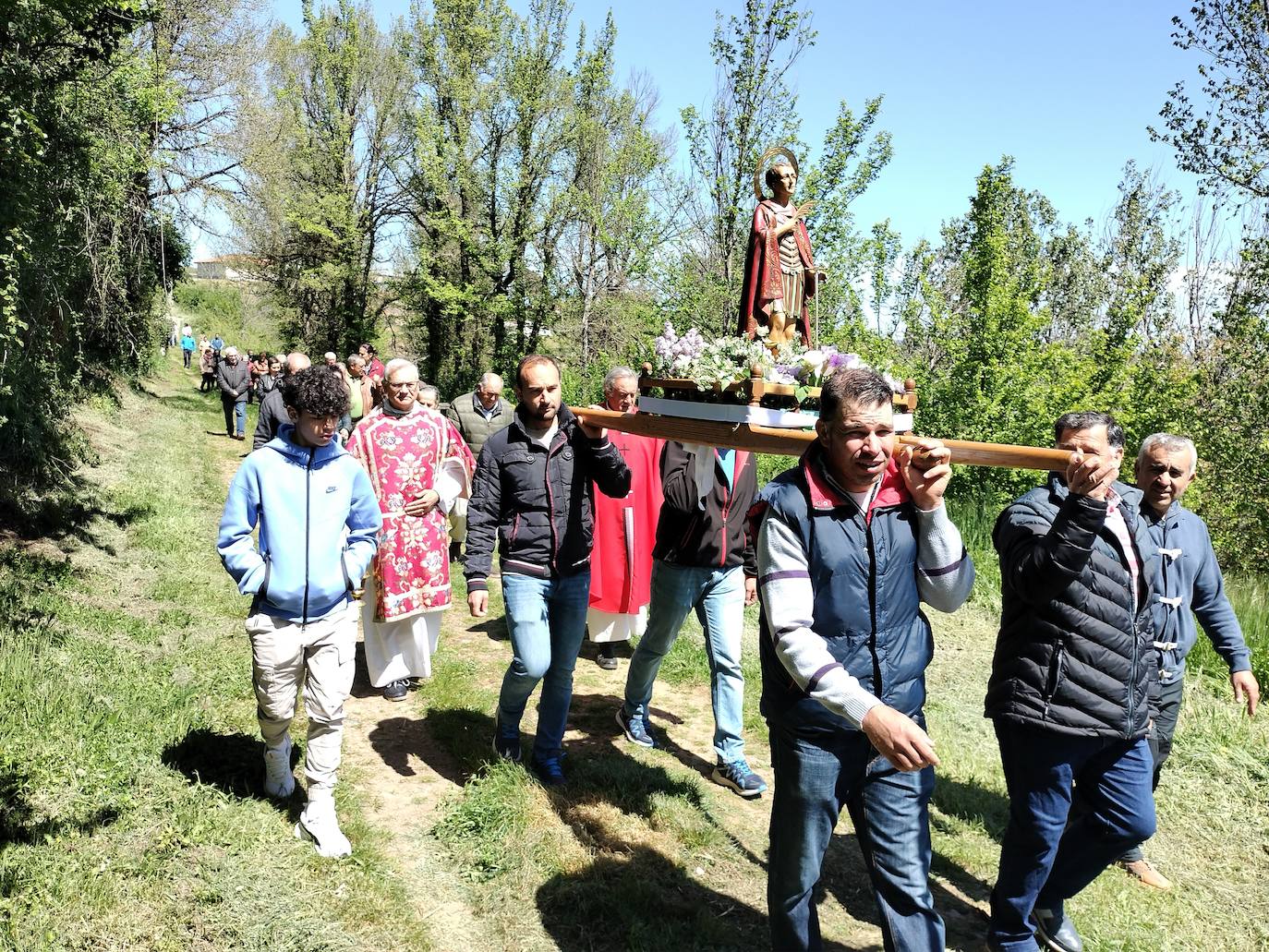 San Jorge bendice los campos del Alagón a los pies de un castillo