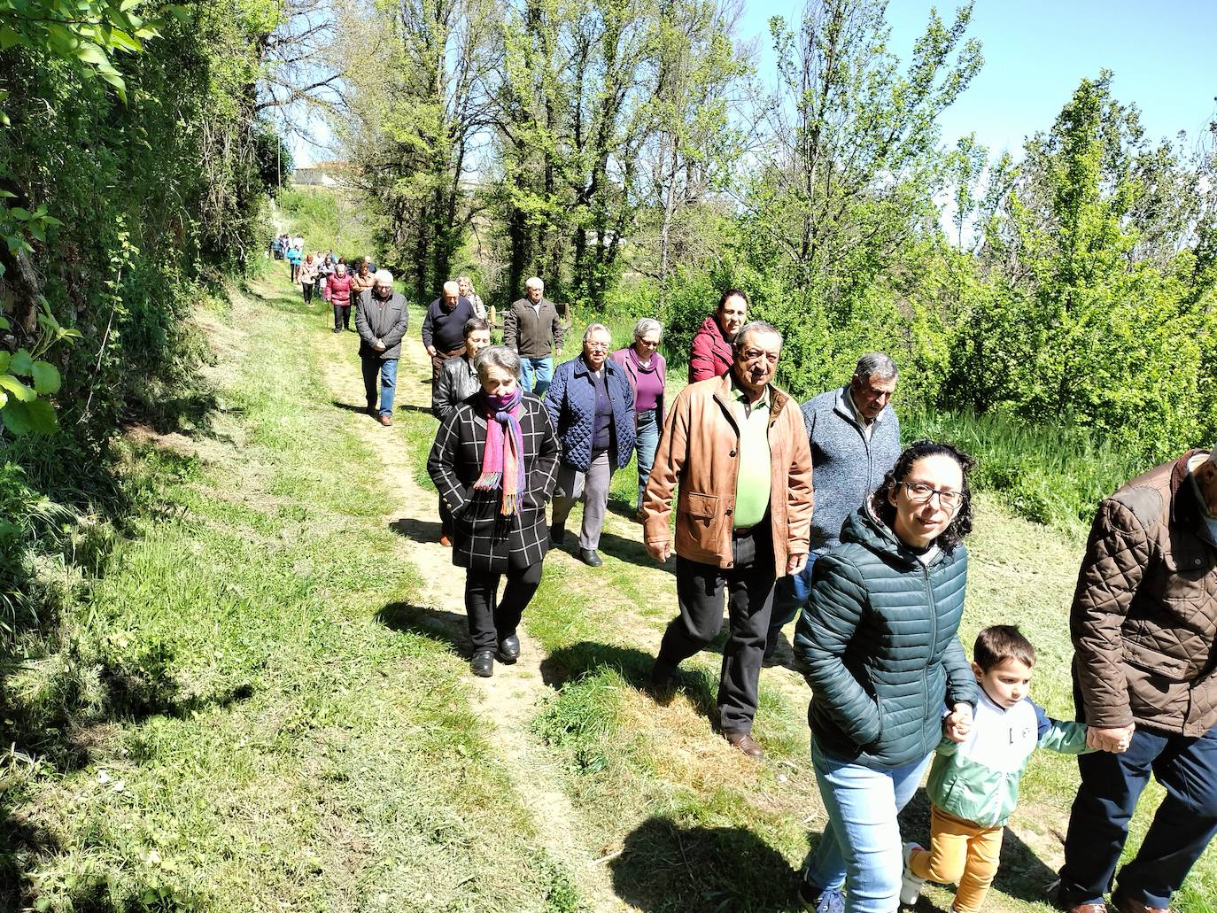 San Jorge bendice los campos del Alagón a los pies de un castillo