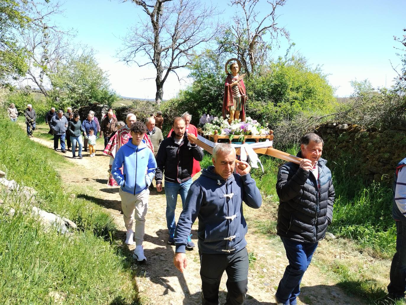 San Jorge bendice los campos del Alagón a los pies de un castillo