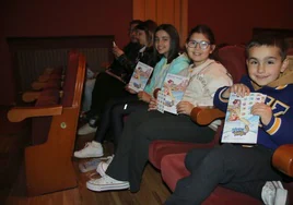 Los niños con el mapa de Alba de Tormes de Marco Topo en papel y sus pegatinas