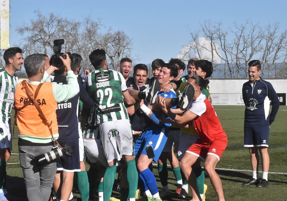 Los jugadores del CD Guijuelo mantean a Mario Sánchez al término del choque del pasado domingo frente al Racing Villalbés.