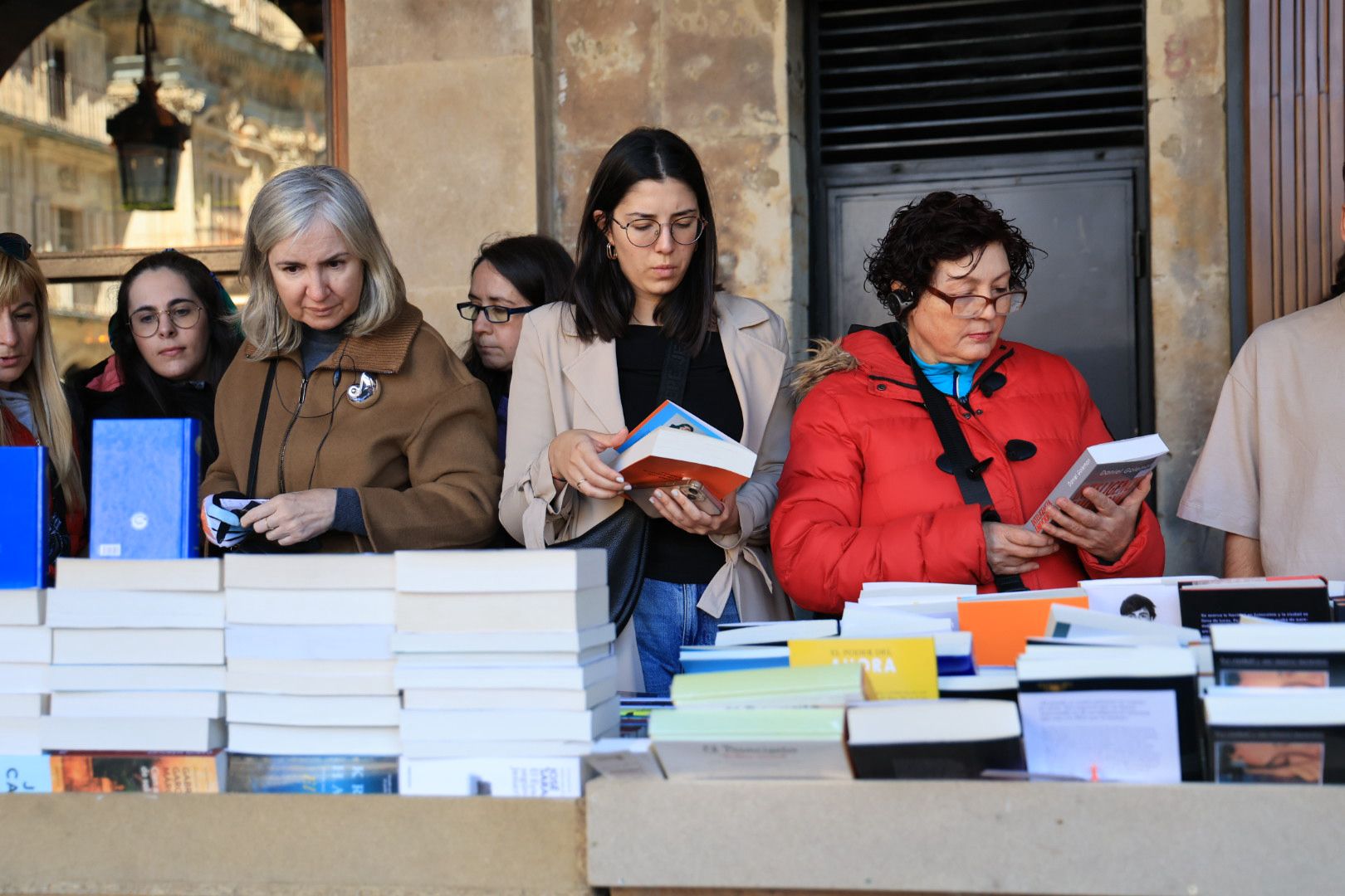 El sol anima el Día del Libro en los soportales de la Plaza Mayor