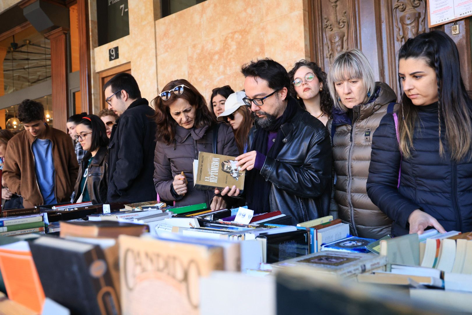 El sol anima el Día del Libro en los soportales de la Plaza Mayor