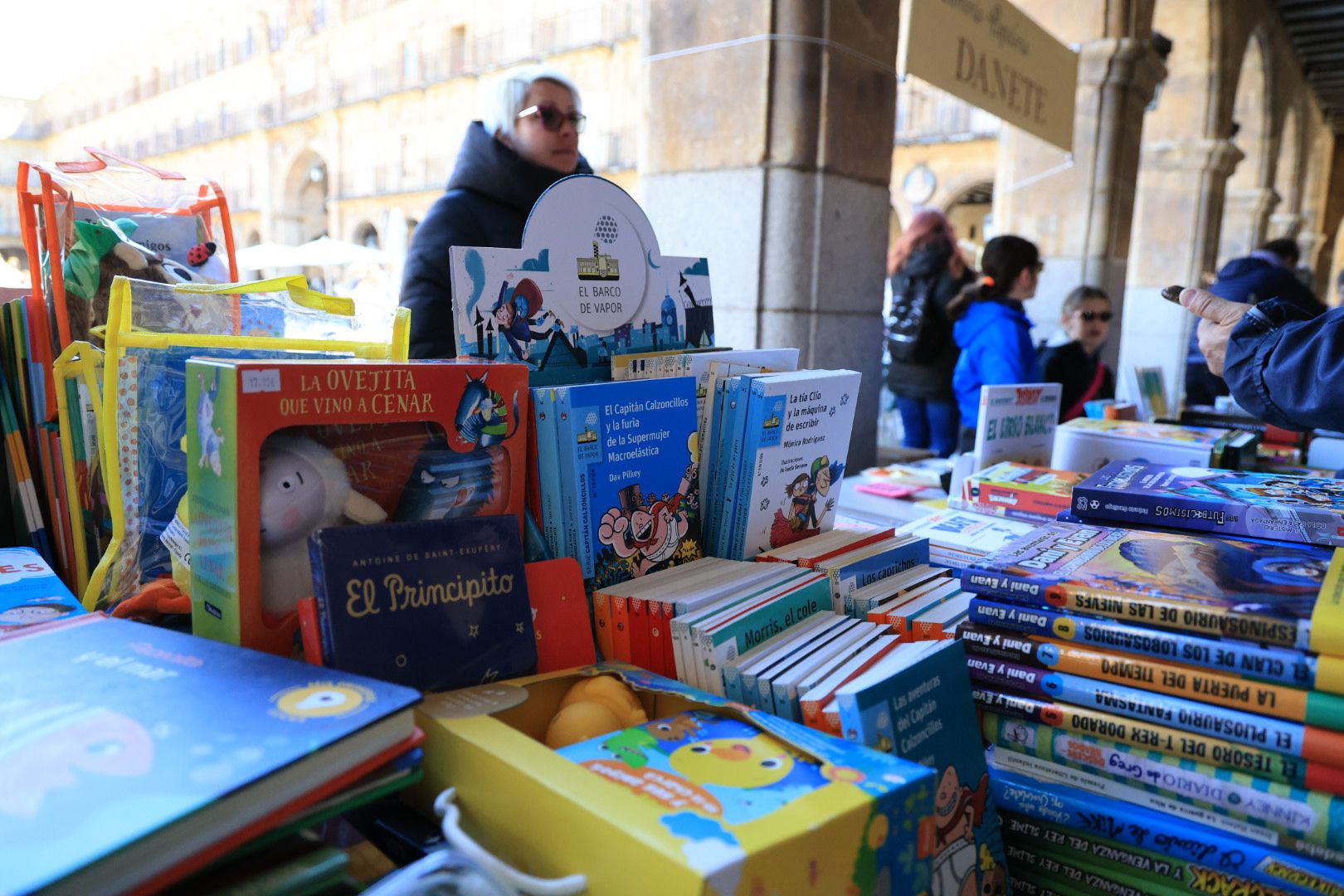 El sol anima el Día del Libro en los soportales de la Plaza Mayor