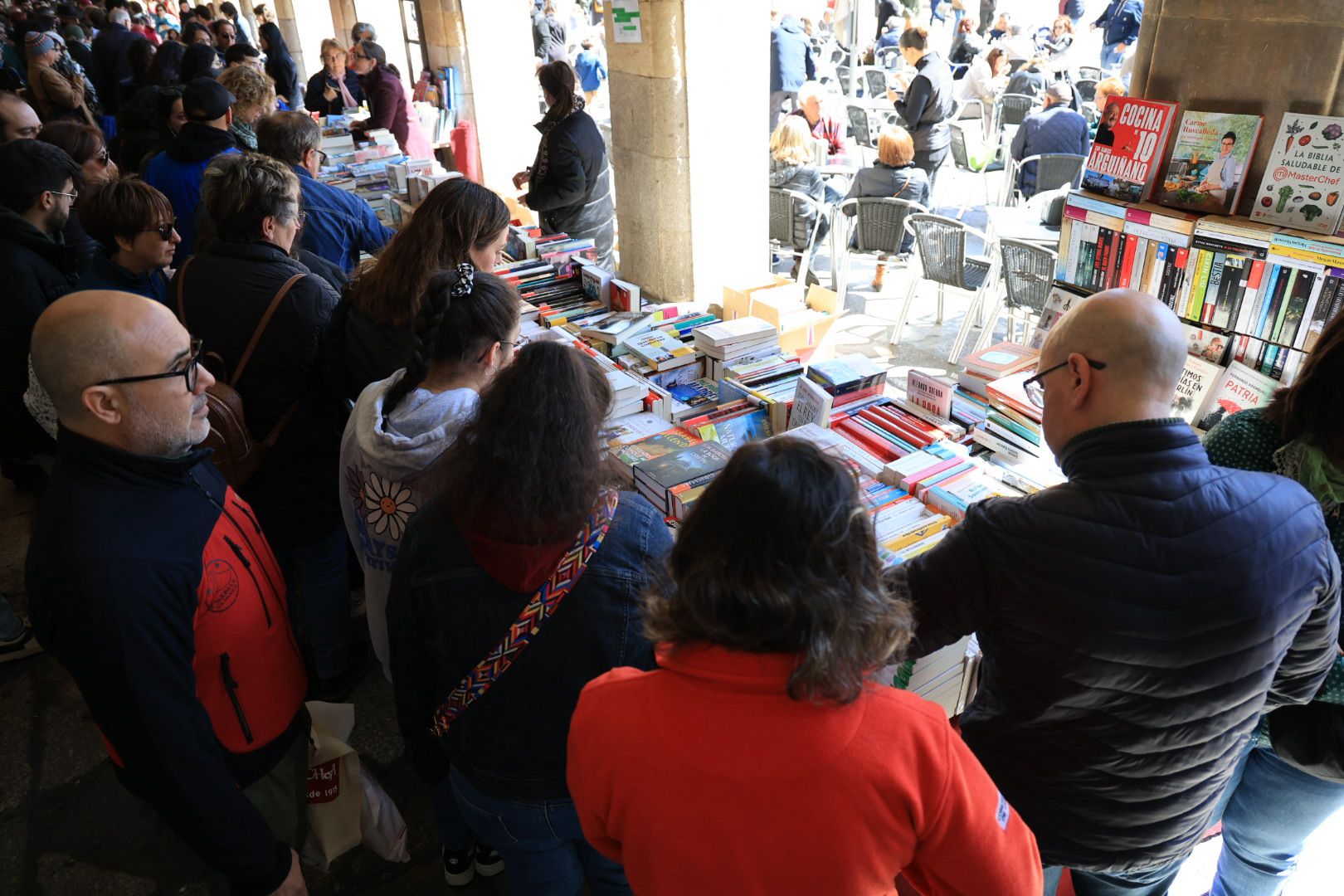 El sol anima el Día del Libro en los soportales de la Plaza Mayor