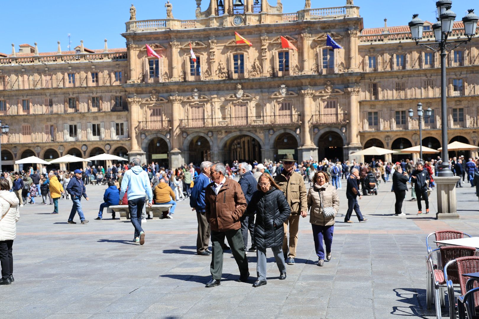 El sol anima el Día del Libro en los soportales de la Plaza Mayor