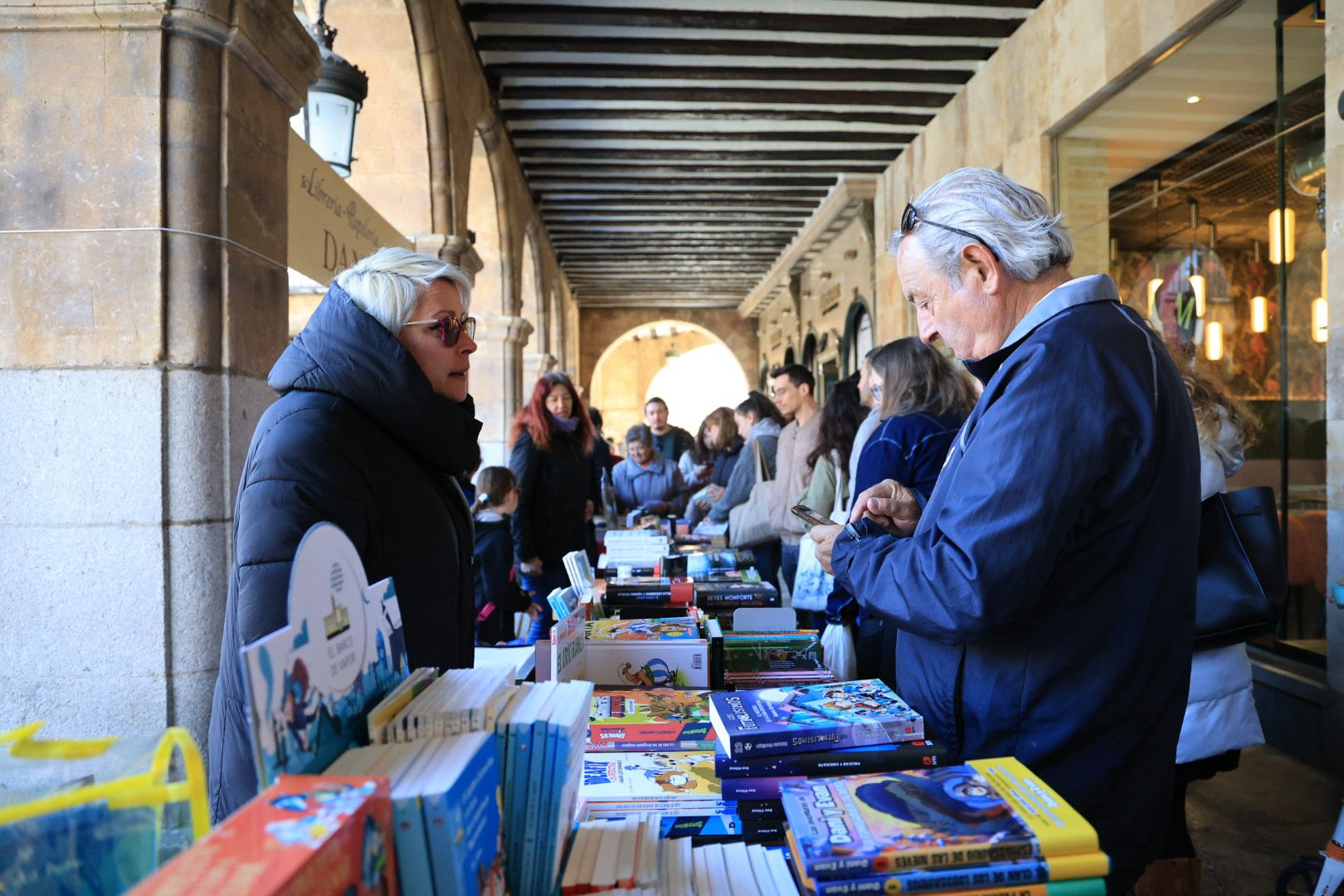 El sol anima el Día del Libro en los soportales de la Plaza Mayor